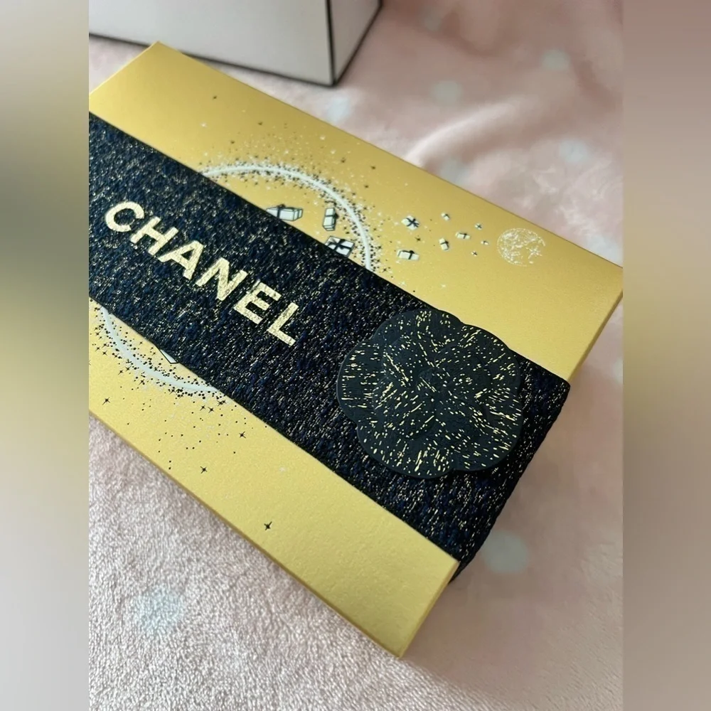 CHANEL• Eye Essential Set Holiday Gift set